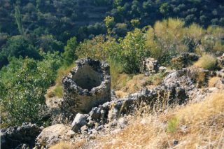 Ερείπια της καμινάδας της επεξεργασίας αντιμονίου